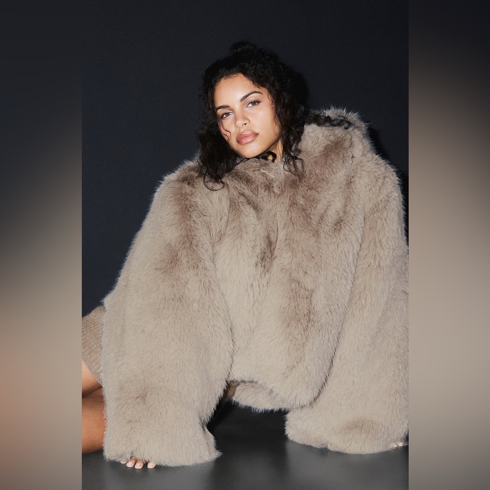 ALO Yoga Opulent Faux Fur Statement Jacket m/l oat - Picture 5 of 8